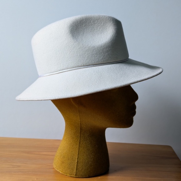 White fedora hat with feather, size OS - Picture 4 of 8